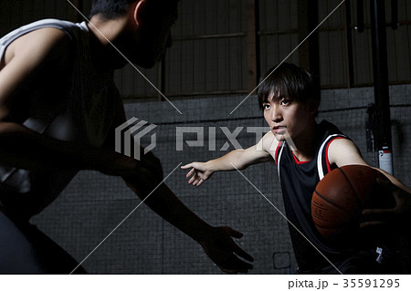バスケをする男性 35591295
