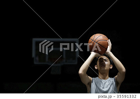 バスケをする男性　シュート 35591332