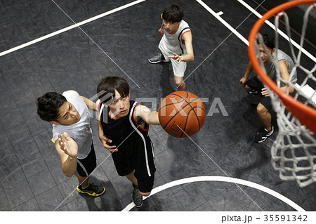 バスケをする男性 シュート バスケをする男性 シュート 35591342