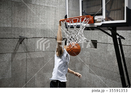 バスケをする男性 シュートの写真素材