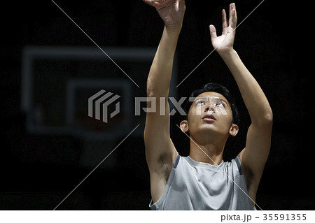 バスケをする男性　シュート 35591355