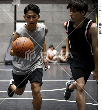 バスケをする男性　ドリブル 35591359