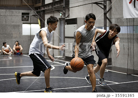 バスケをする男性 ドリブル バスケをする男性 ドリブル 35591365