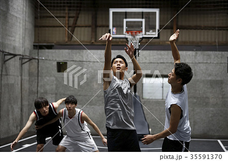 バスケをする男性 シュート バスケをする男性 シュート 35591370