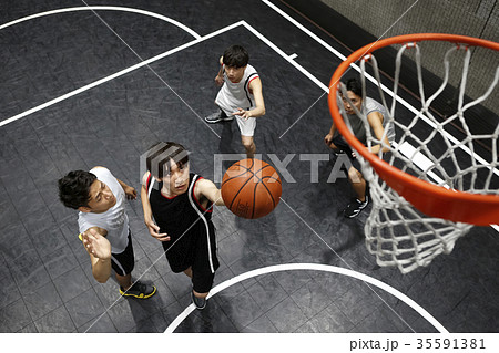 バスケをする男性 シュートの写真素材