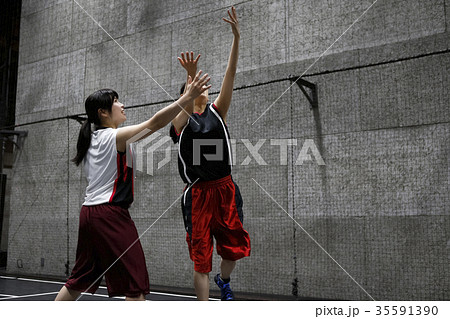 バスケをする男性　シュート 35591390
