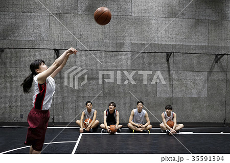 バスケをする女性 シュートの写真素材 35591394 Pixta
