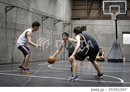 バスケをする男性　ドリブル 35591397