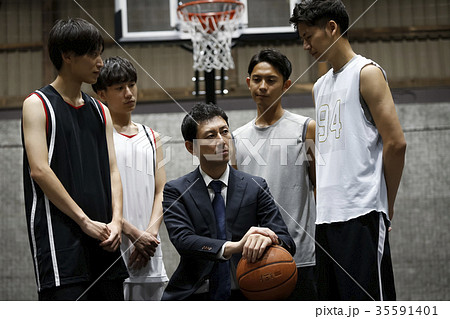 バスケを指導する男性 バスケを指導する男性 35591401