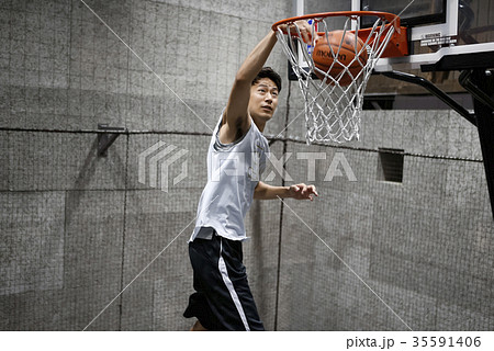 バスケをする男性　シュート 35591406