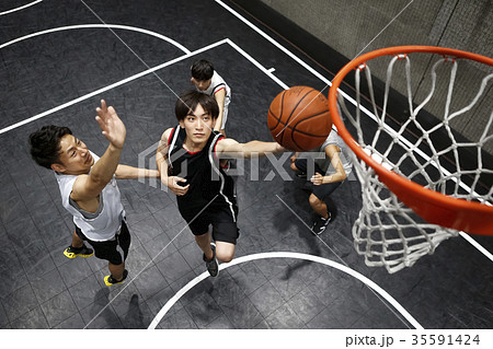 バスケをする男性 シュート バスケをする男性 シュート 35591424