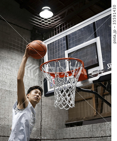 バスケをする男性　シュート 35591430