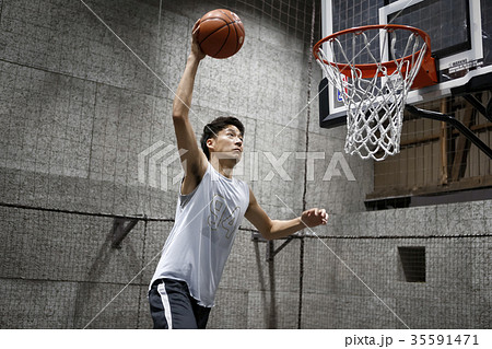バスケをする男性　シュート 35591471
