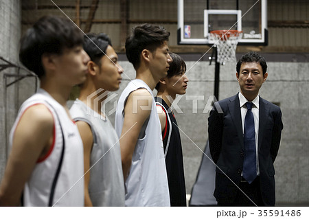 バスケの選手 整列 バスケの選手 整列 35591486