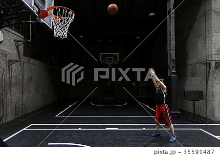 バスケをする女性　シュート 35591487