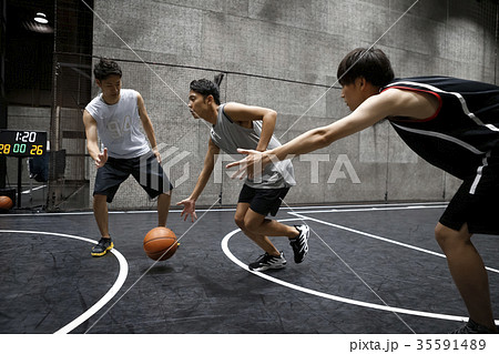 バスケをする男性 ドリブル バスケをする男性 ドリブル 35591489