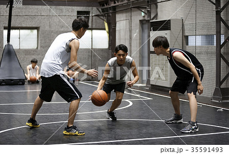 バスケをする男性 ドリブル バスケをする男性 ドリブル 35591493