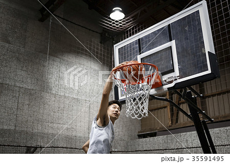 バスケをする男性　シュート 35591495