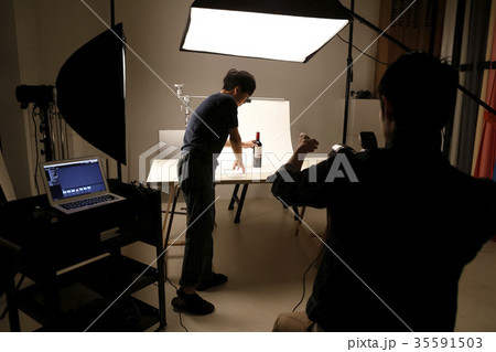 カメラマンとアシスタント 35591503