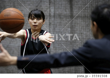 バスケの指導を受ける女性 35591508