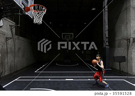 バスケをする女性　シュート 35591528
