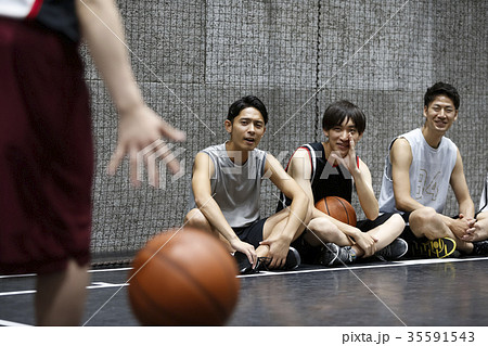 バスケットコートにいる男性 バスケットコートにいる男性 35591543