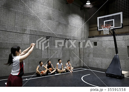 バスケをする女性　シュート 35591558