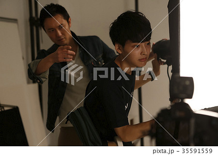 カメラマンとアシスタント 35591559