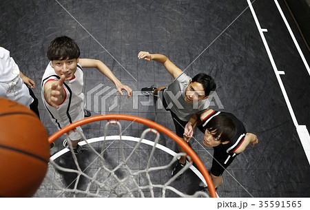 バスケをする男性　ゴール下 35591565