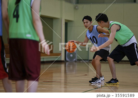 バスケをする男性　ドリブル 35591589