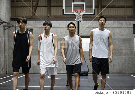 バスケの選手　整列 35591595