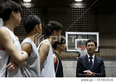 バスケの選手 整列 バスケの選手 整列 35591616