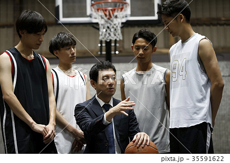 バスケを指導する男性 35591622