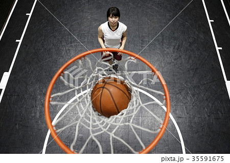 A woman who plays basketball Shoot - Stock Photo [35591675] - PIXTA
