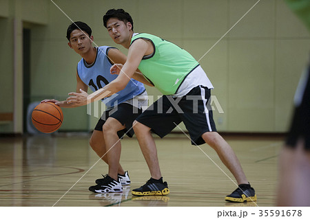 バスケをする男性　ドリブル 35591678