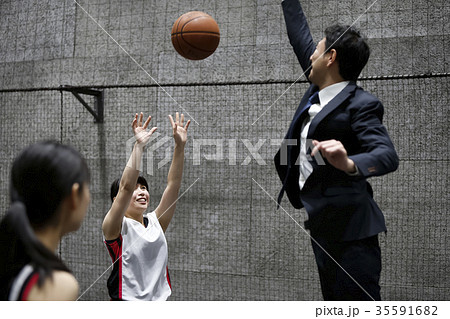 バスケの指導を受ける女性 35591682