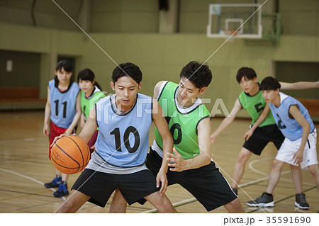 バスケをする男性　ドリブル 35591690
