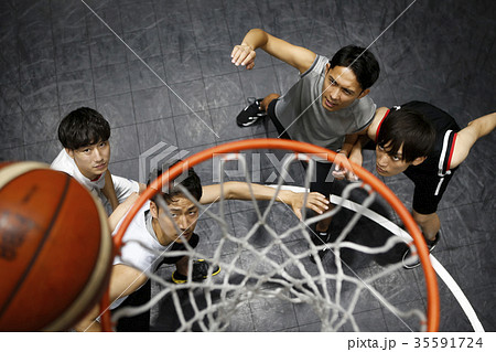 バスケをする男性 ゴール下の写真素材