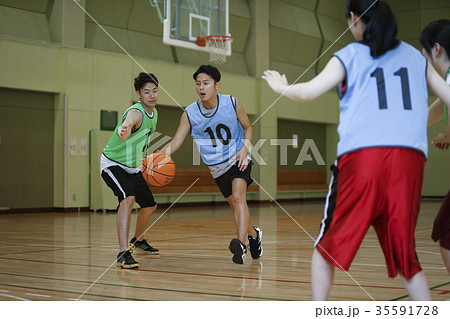 バスケをする男性　ドリブル 35591728