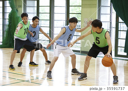 バスケをする男性　ドリブル 35591737