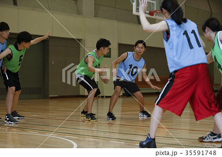 バスケをする男性　ドリブル 35591748