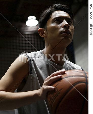 バスケをする男性 シュート バスケをする男性 シュート 35591750