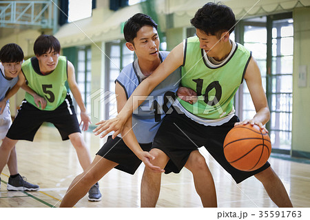 バスケをする男性　ドリブル 35591763