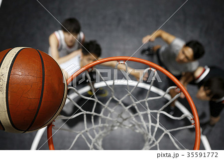バスケをする男性　ゴール下 35591772