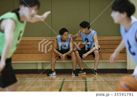 ベンチに座るバスケ選手の写真素材 35591791 Pixta