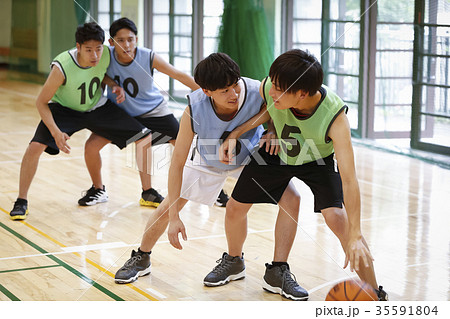 バスケをする男性　ドリブル 35591804