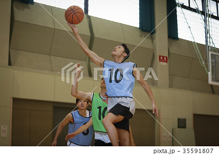 バスケをする男性　シュート 35591807