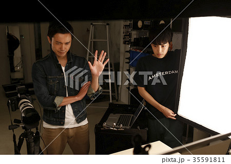 カメラマンとアシスタント 35591811