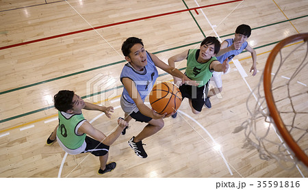 バスケをする男性　シュート 35591816