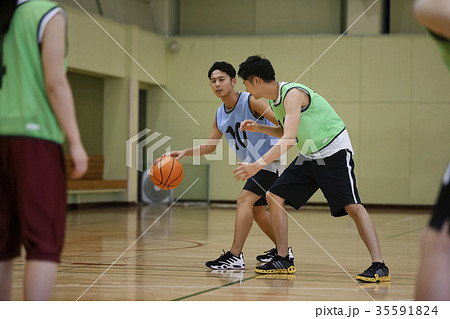 バスケをする男性　ドリブル 35591824